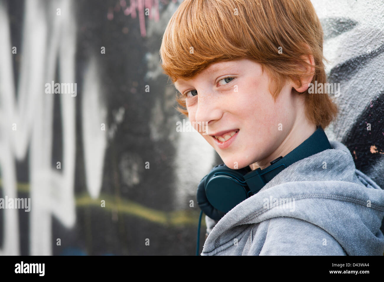 Close-up ritratto del ragazzo che indossa le cuffie, Mannheim, Baden-Württemberg, Germania Foto Stock