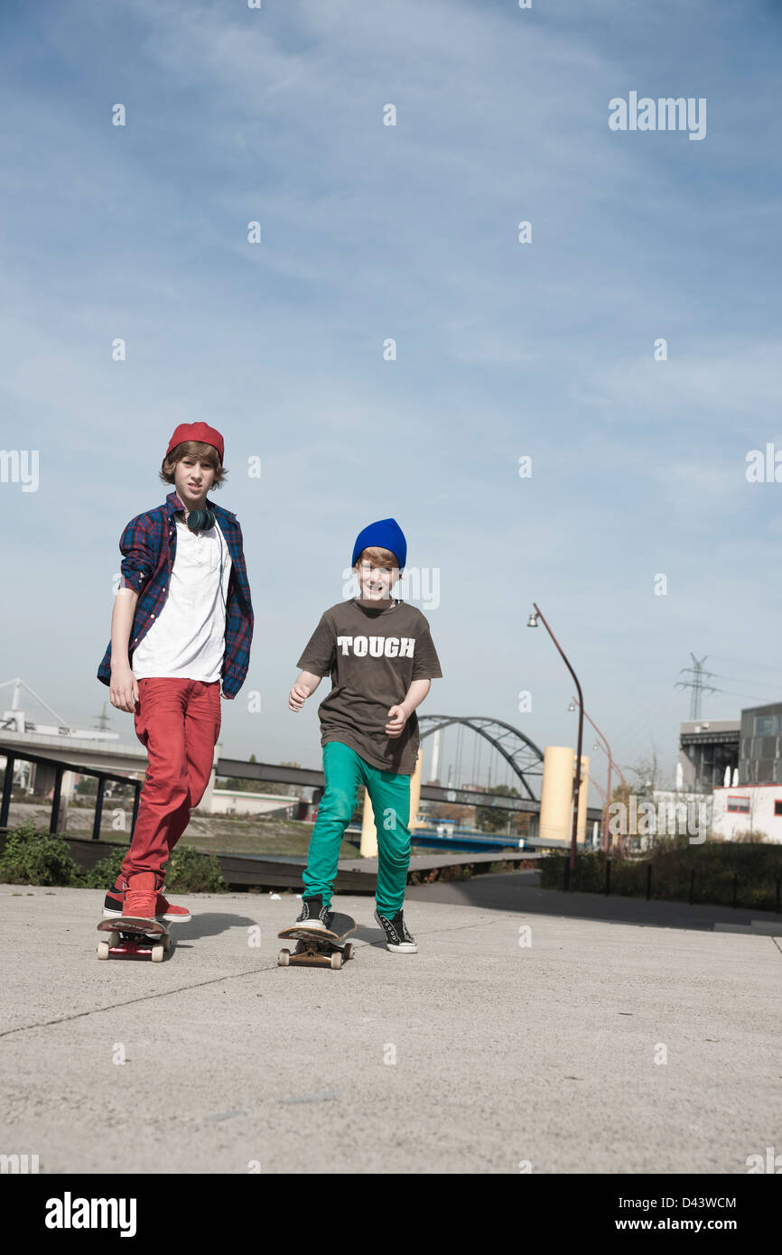 I ragazzi lo skateboard all'aperto, Mannheim, Baden-Württemberg, Germania Foto Stock