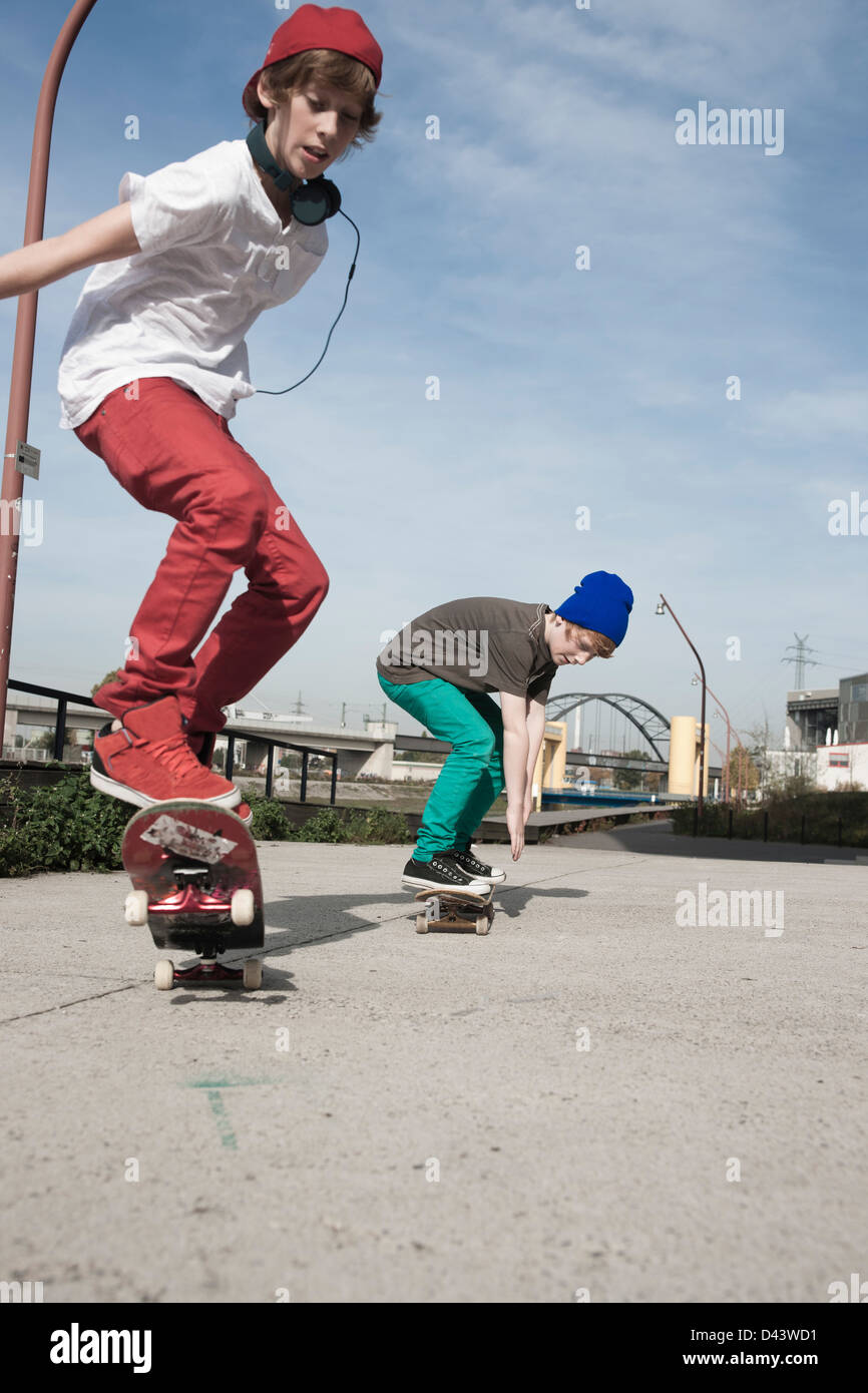 I ragazzi lo skateboard all'aperto, Mannheim, Baden-Württemberg, Germania Foto Stock