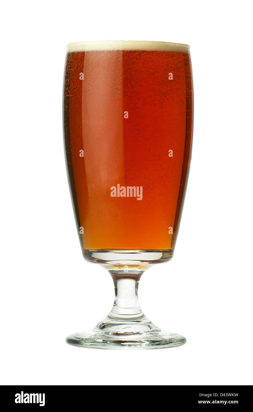 Bicchiere di birra tagliare lo sfondo bianco Foto Stock