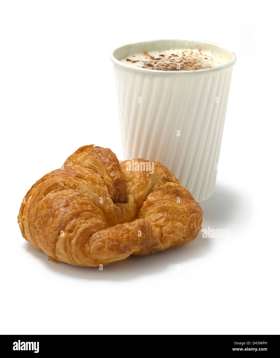 Croissant con caffè in tazza di carta ritagliata sullo sfondo bianco Foto Stock