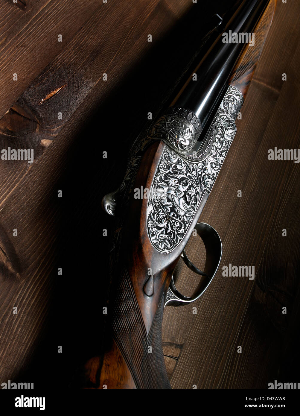 Sezione del fucile antichi ritagliata sullo sfondo di legno Foto Stock