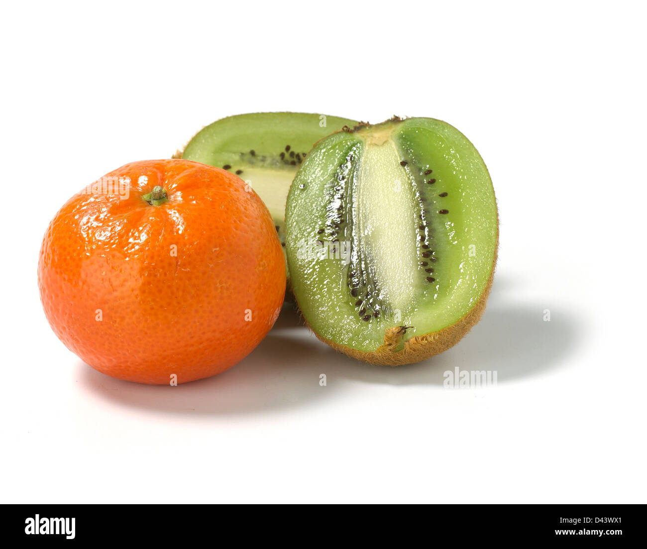 Il mandarino con dimezzato i kiwi tagliati su sfondo bianco Foto Stock