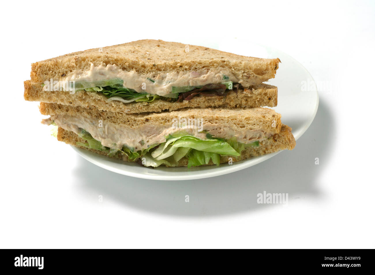 Due di tonno e lattuga panini tagliati su sfondo bianco Foto Stock