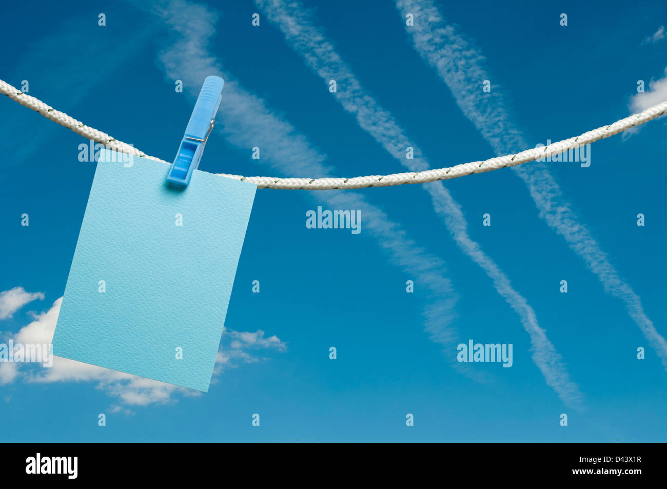 Modello di immagine agganciata su una fune. Sullo sfondo del cielo Foto Stock