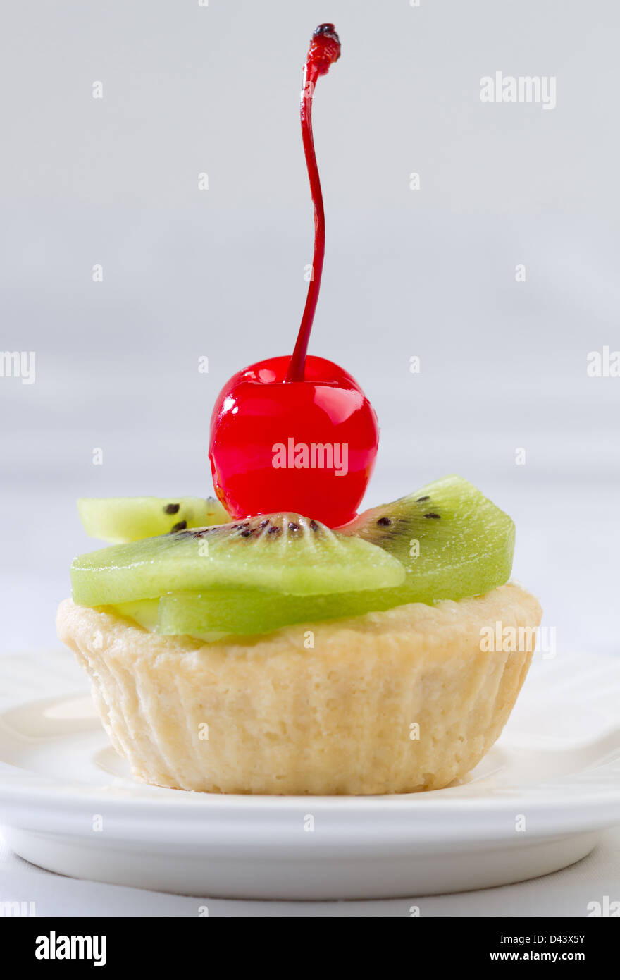 Kiwi dolce e fruttato di ciliegia tart confection snack pronti realizzati dal ristorante Foto Stock