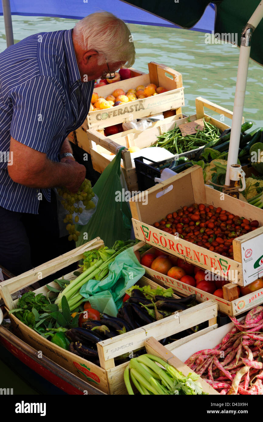 La frutta e la verdura venditore sulla barca a Murano, Venezia, Italia. Foto Stock