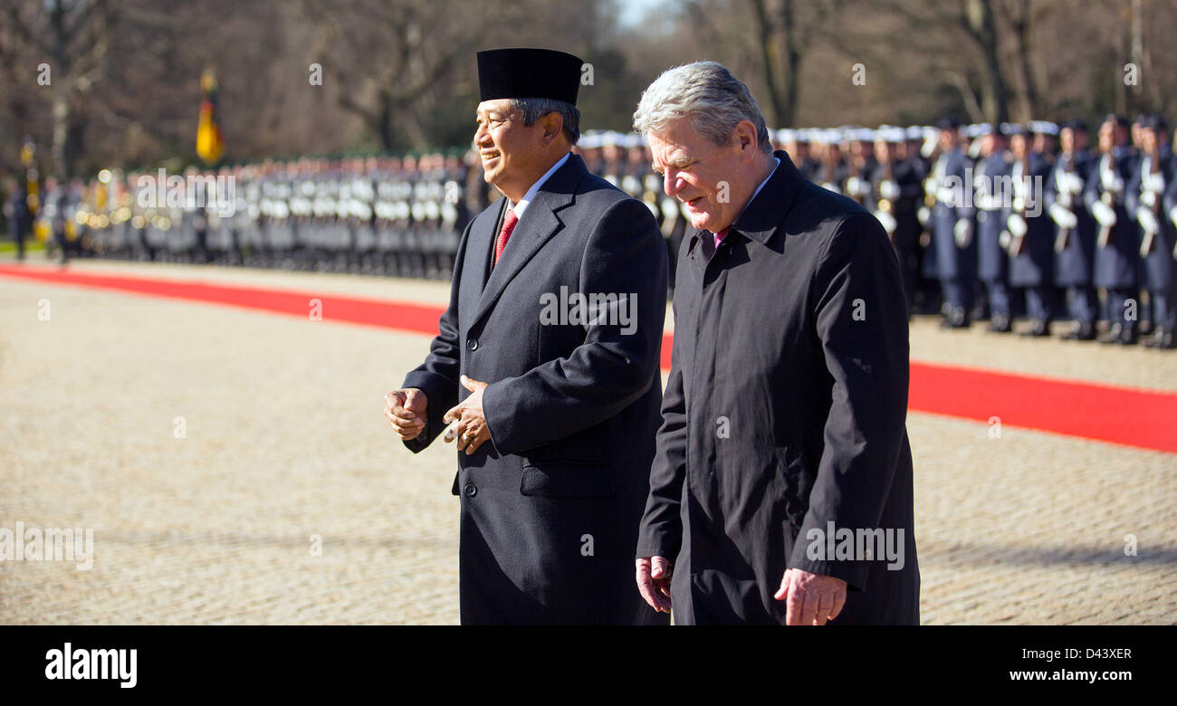 Il presidente indonesiano Susilo Bambang Yudhoyono (L) viene ricevuto dal Presidente tedesco Joachim Gauck di fronte il Palazzo Bellevue a Berlino, Germania, 04 marzo 2013. Il Presidente indonesiano visite in occasione della fiera del turismo ITB Berlino, presentando Indonesia come suo partner ufficiale paese. Foto: Annibale Foto Stock