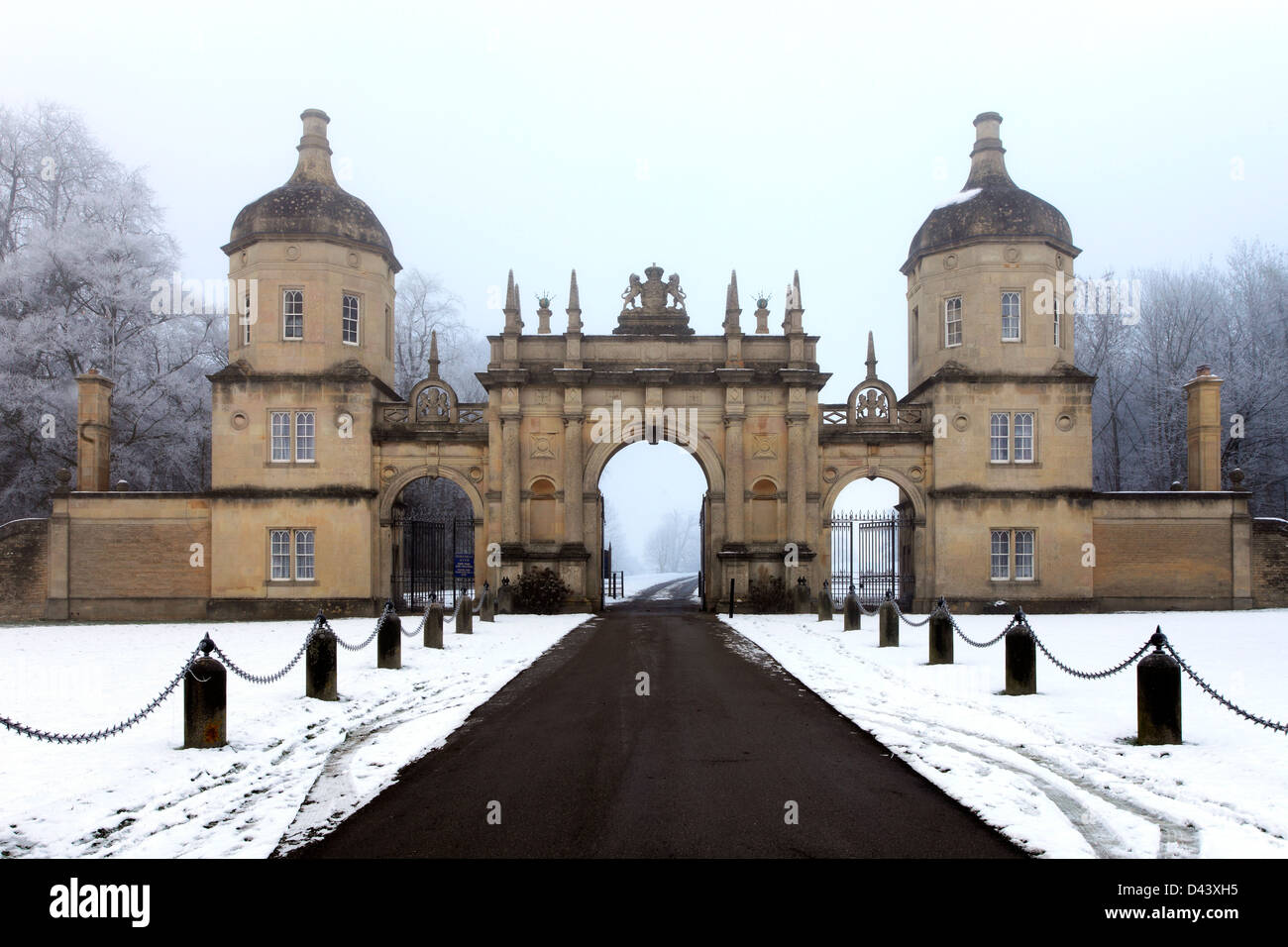 Neve invernale, bottiglia cancelli di ingresso Burghley House, Elizabethan dimora signorile, Cambridgeshire e Lincolnshire frontiera, Inghilterra Foto Stock