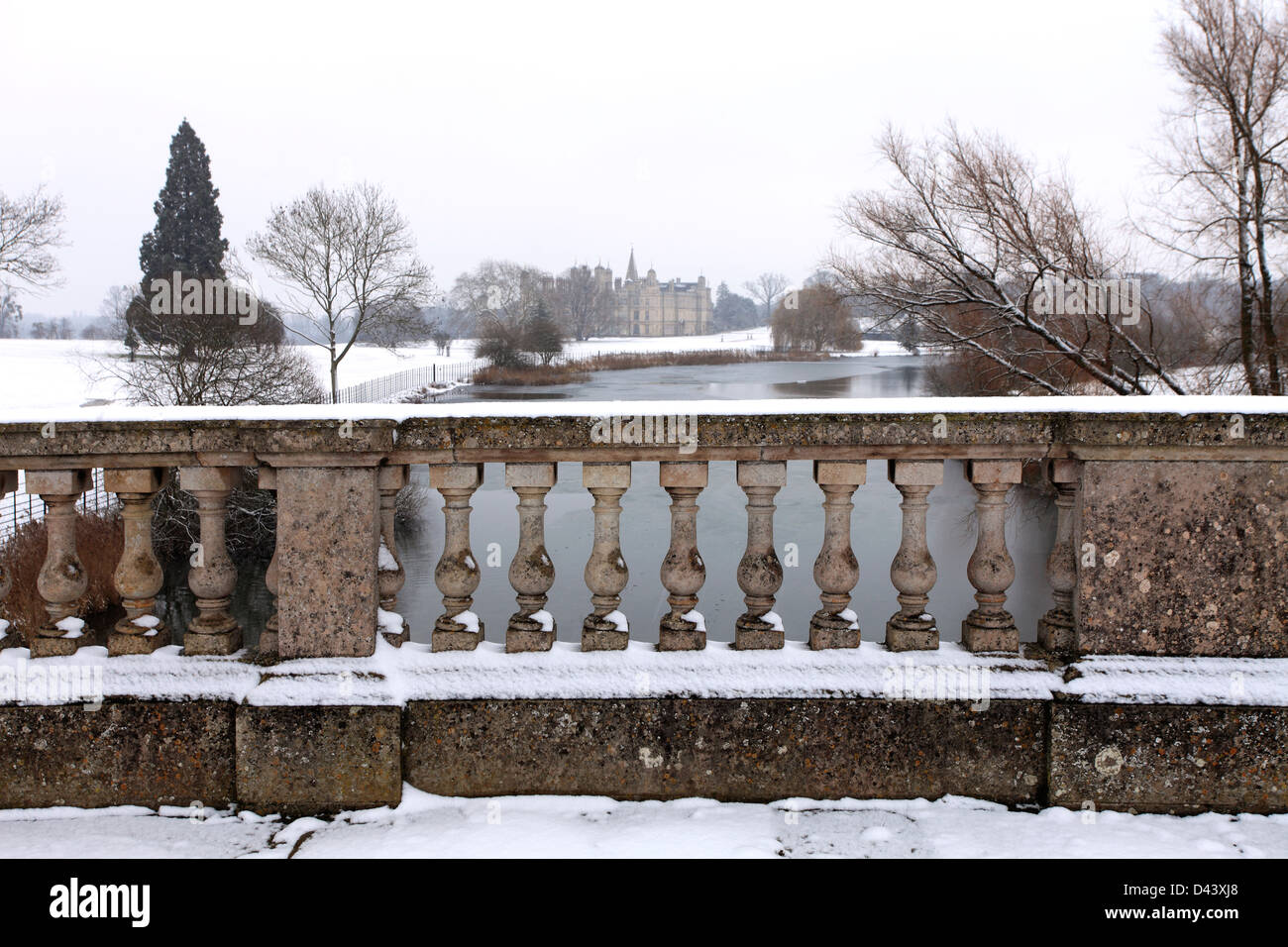 In inverno la neve, Lion bridge, Burghley House, Elizabethan dimora signorile, Cambridgeshire e Lincolnshire frontiera, Inghilterra, Regno Unito Foto Stock