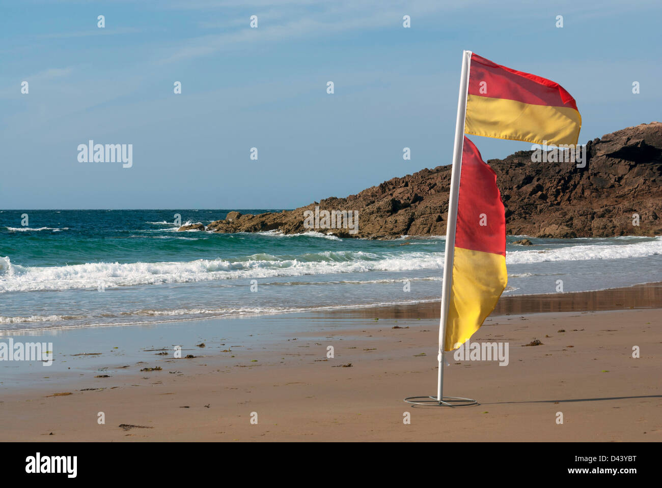 Flag che indica una spiaggia sorvegliata da un bagnino, a Plemont Bay, Jersey, Isole del Canale Foto Stock