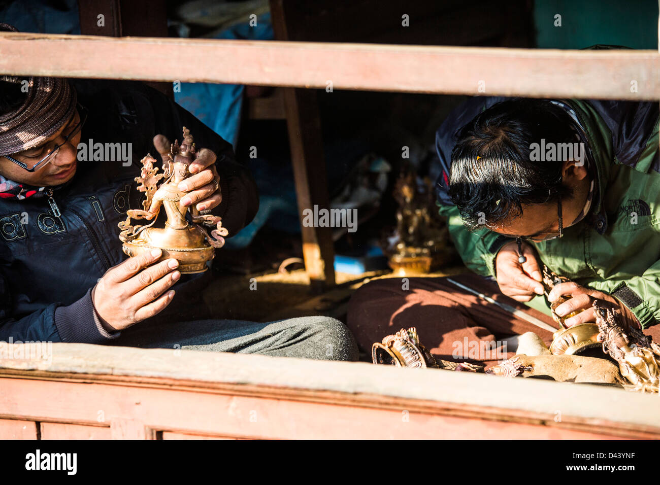 Artigiano rendendo statuette in Kathmandu, Nepal Foto Stock