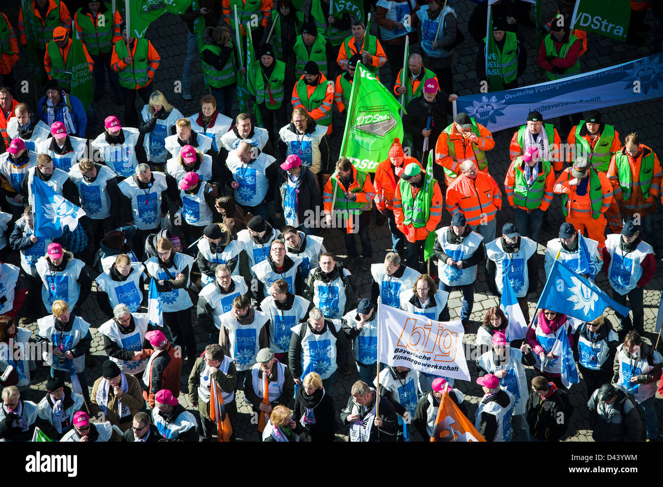 Funzionari assistere ad un rally del tedesco in servizio civile russa a Norimberga, Germania. 04 marzo 2013. Il tedesco in servizio civile russa richiede un 6,5 per cento per pagare sollevare. Foto: DAVID EBENER Foto Stock