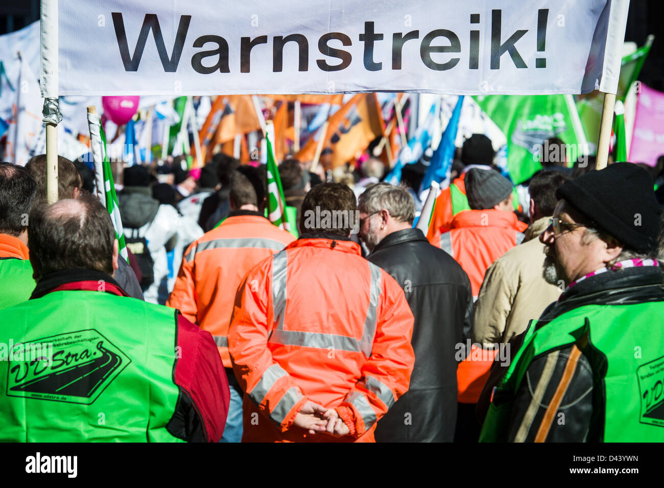 Funzionari assistere ad un rally del tedesco in servizio civile russa a Norimberga, Germania. 04 marzo 2013. Il tedesco in servizio civile russa richiede un 6,5 per cento per pagare sollevare. Foto: DAVID EBENER Foto Stock