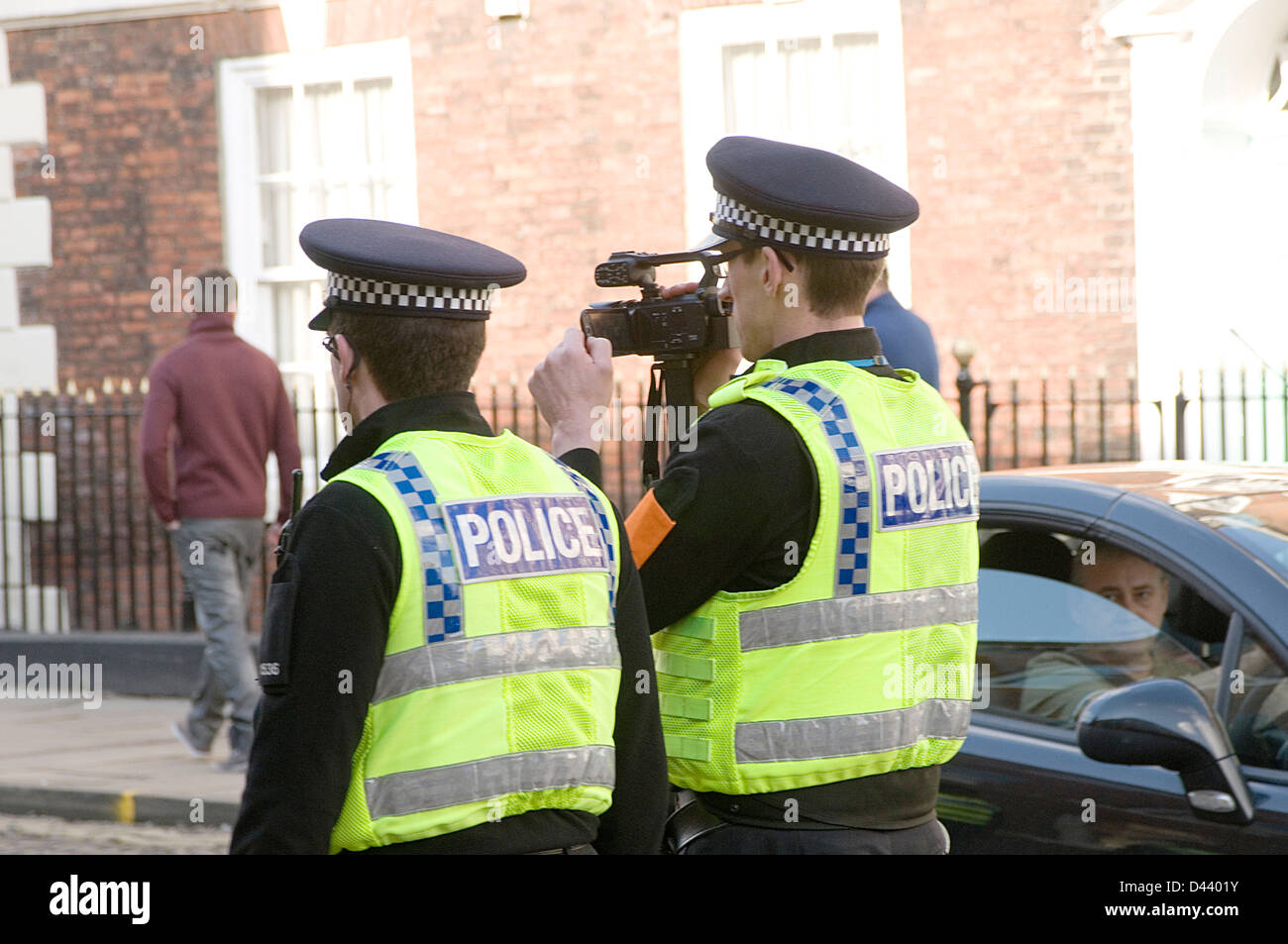 La polizia telecamera di videosorveglianza con protezione dei dati il grande fratello membro hooligan hooligan teppismo uk uomo con la registrazione Foto Stock