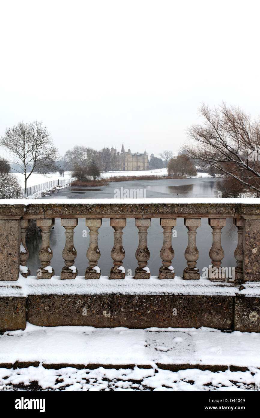 In inverno la neve, Lion bridge, Burghley House, Elizabethan dimora signorile, Cambridgeshire e Lincolnshire frontiera, Inghilterra, Regno Unito Foto Stock