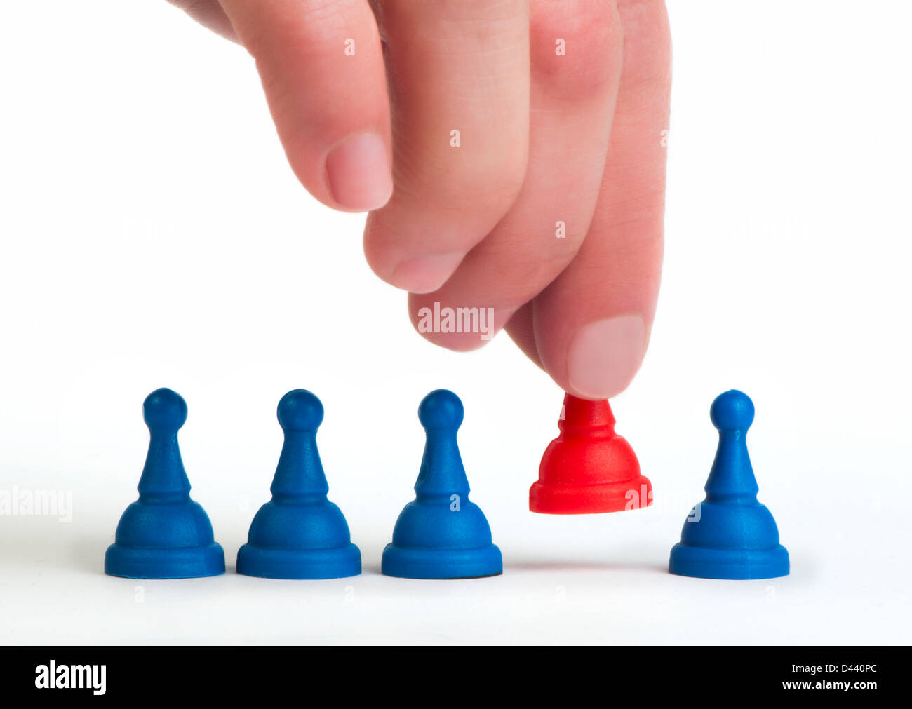 Rosso e blu pedine di gioco Isolato bianco. Concezione Lideship Foto Stock