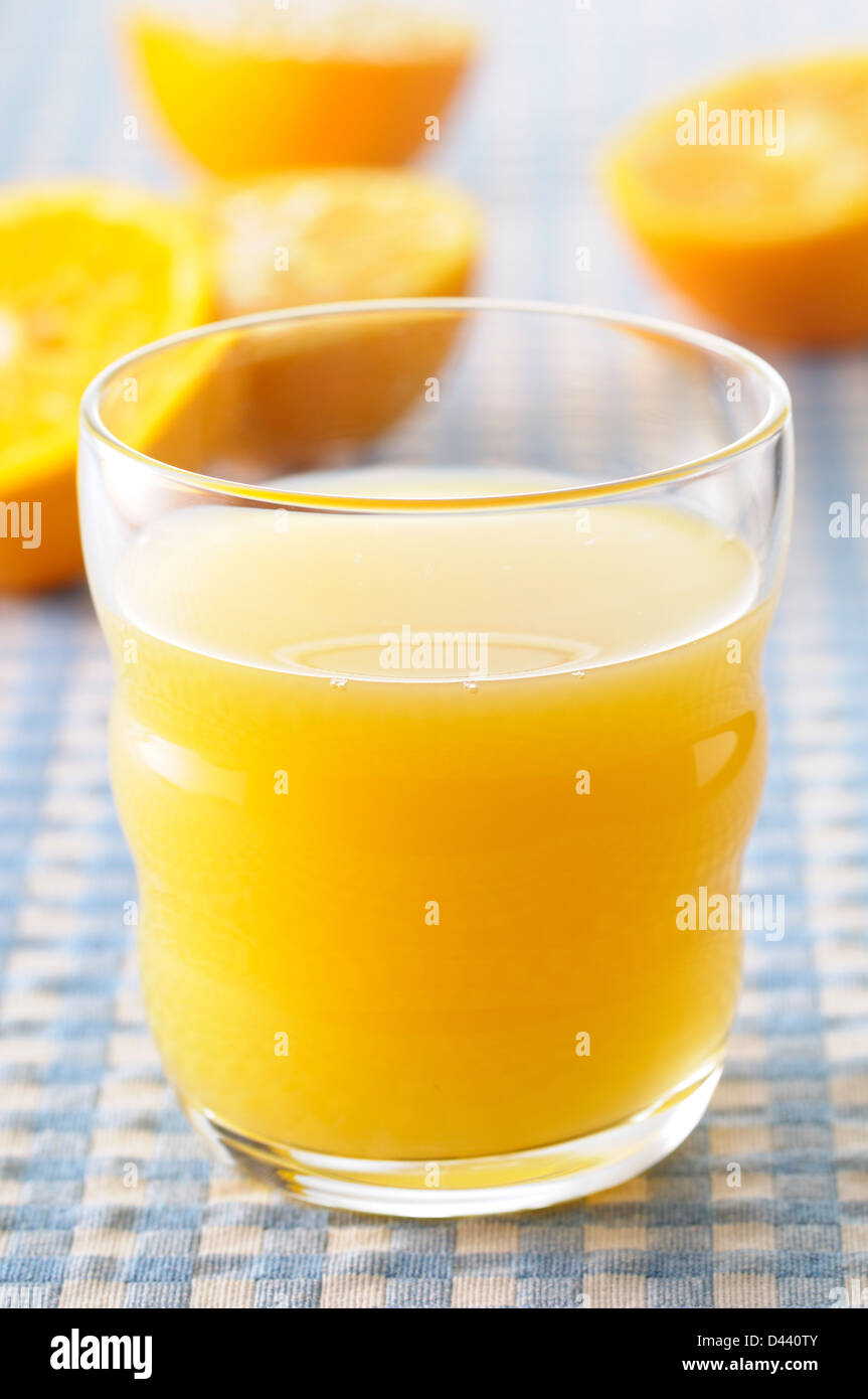 Close-up di bicchiere di succo d'arancia appena spremuto Foto Stock