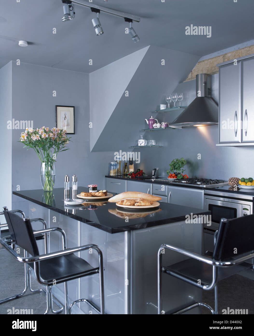 In cuoio nero+sgabelli cromati a colazione bar impostata per il pranzo nella cucina moderna Foto Stock