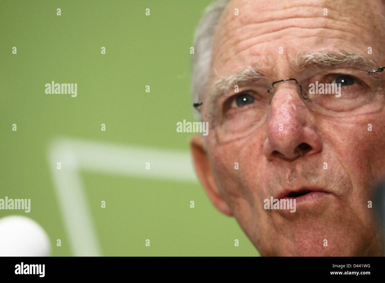 Cipro, NICOSIA-settembre 15:il Ministro delle finanze tedesco Wolfgang Schaeuble parla ai media durante un Consiglio ECOFIN del settembre 15 Foto Stock
