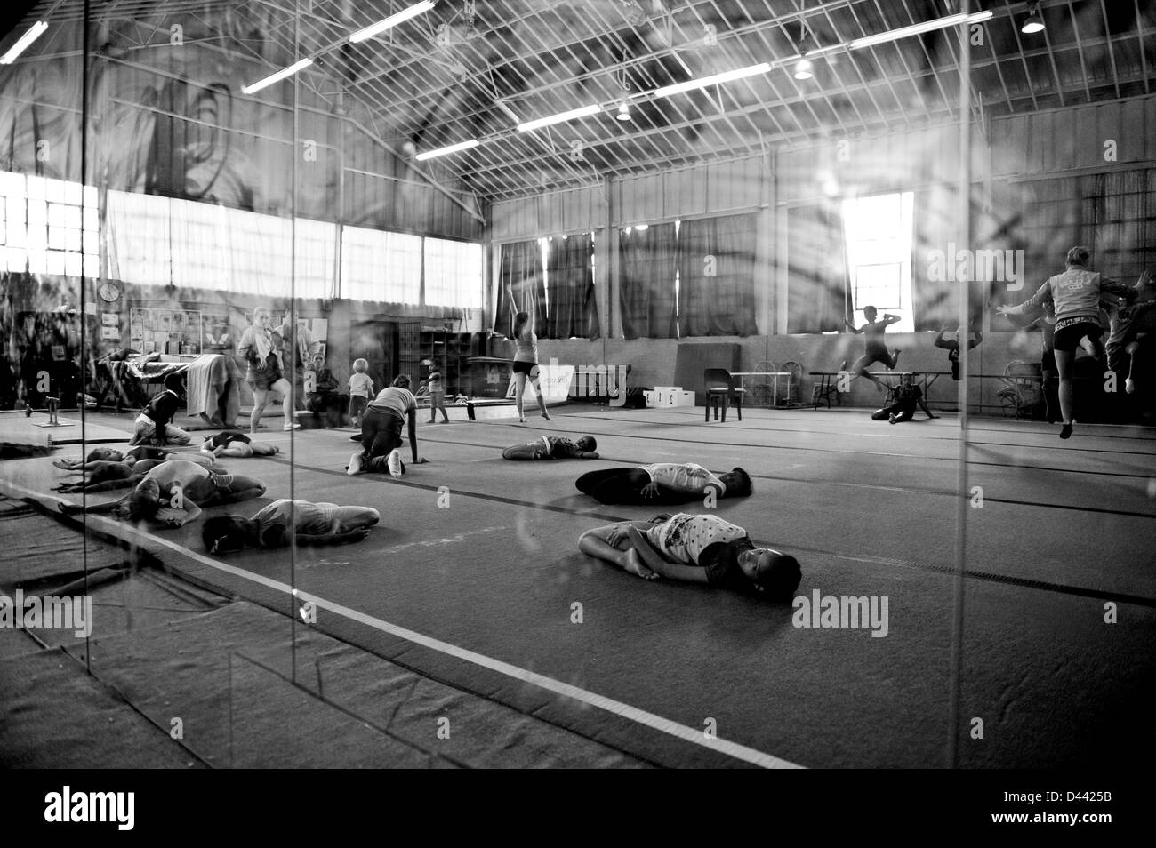 JOHANNESBURG, SUD AFRICA: Il Golden Lions club di ginnastica in Sophiatown il 17 novembre 2012, a Johannesburg, in Sud Africa. Nonostante il club di lotta finanziario, si rivolge ai membri da sfondi poveri ed ha reso il mondo champoins in ginnastica. (Foto di Gallo Immagini / City Stampa / Herman Verwey) Foto Stock