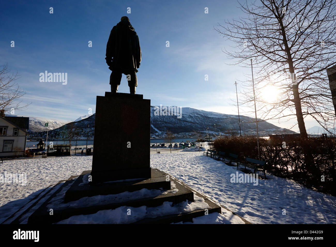 Roald Amundsen statua che guarda al mare inTromso troms Norvegia europa Foto Stock