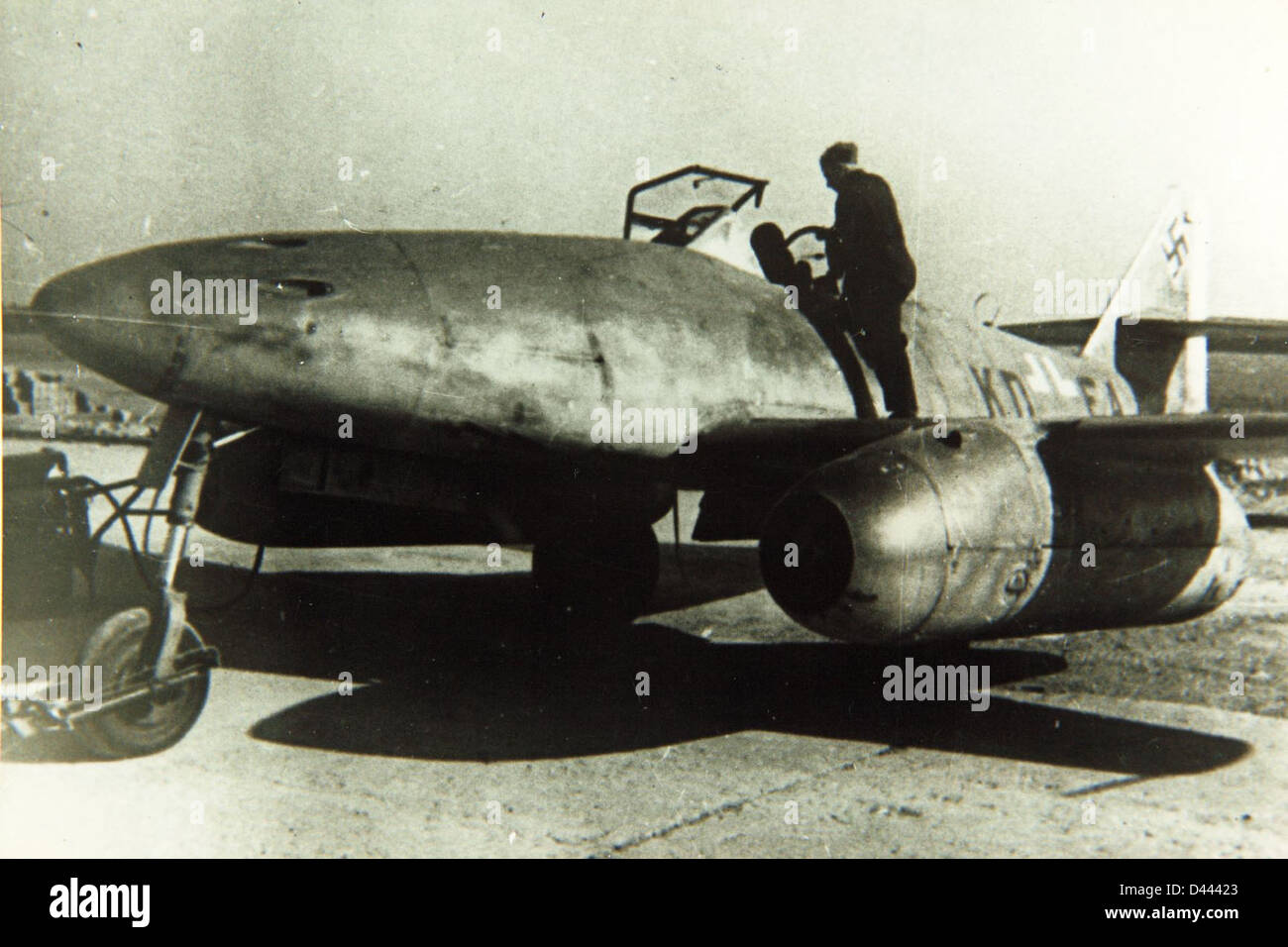 Il Messerschmitt me 262A Schwalbe era un rivoluzionario aereo a reazione utilizzato dalla Germania nazista durante la seconda guerra mondiale. Fu il primo caccia operativo a propulsione a reazione, noto per la sua velocità e l'impatto sulle strategie di combattimento aereo. Foto Stock