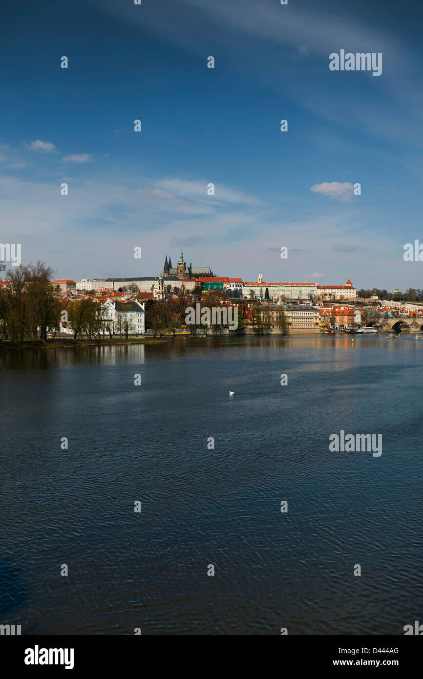 Vista sul fiume Moldava verso San Vito la cattedrale di Praga, Foto Stock