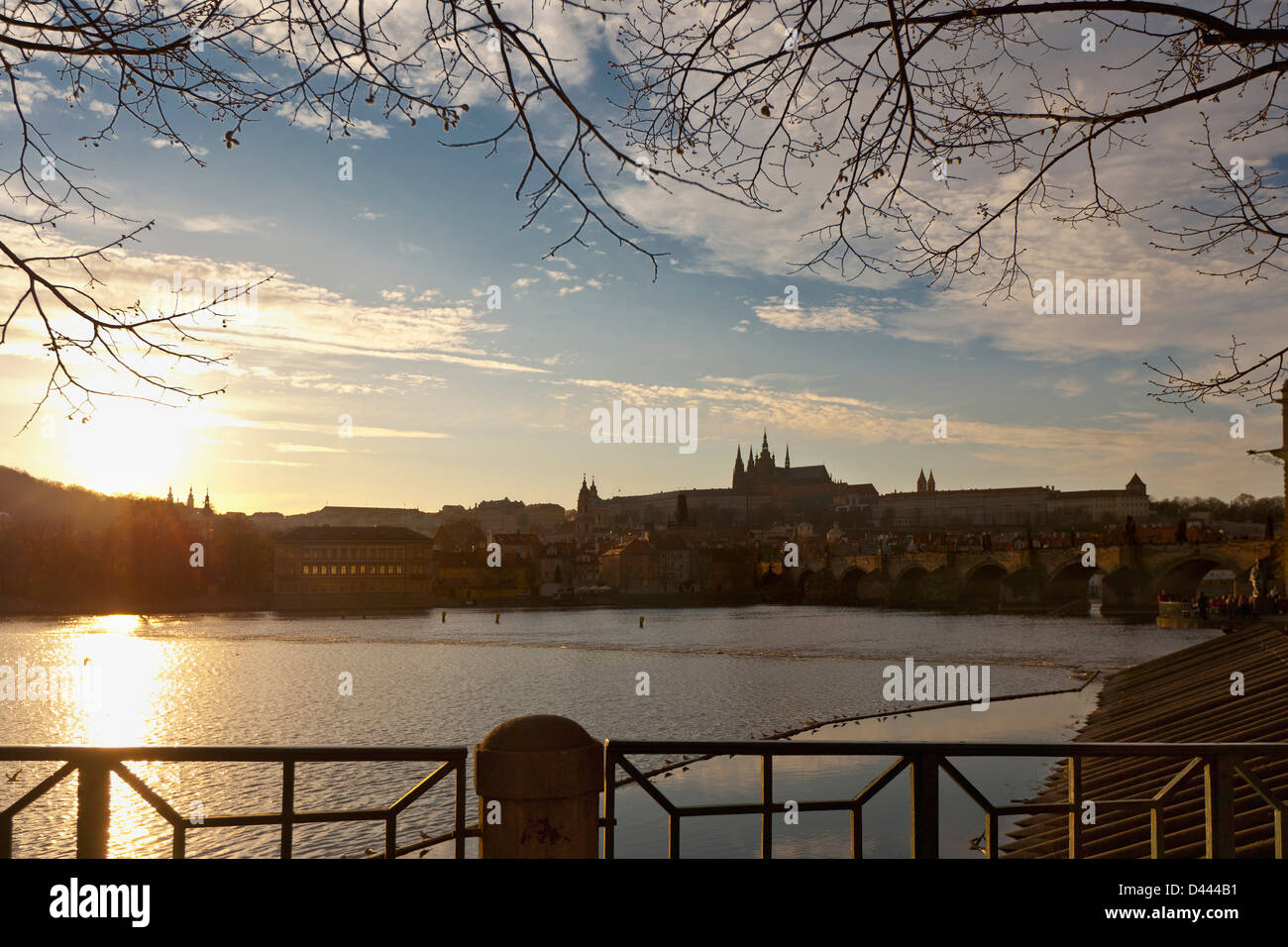 Vista sul fiume Moldava verso San Vito la cattedrale e la skyline della città di Praga Foto Stock