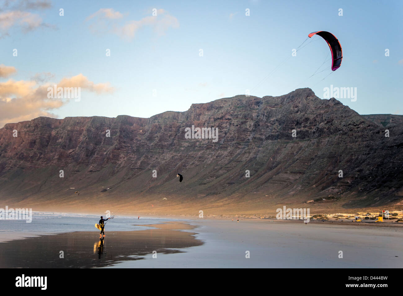 Spiaggia di Famara, Kite Surfer, Lanzarote, Isole Canarie, Spagna Foto Stock