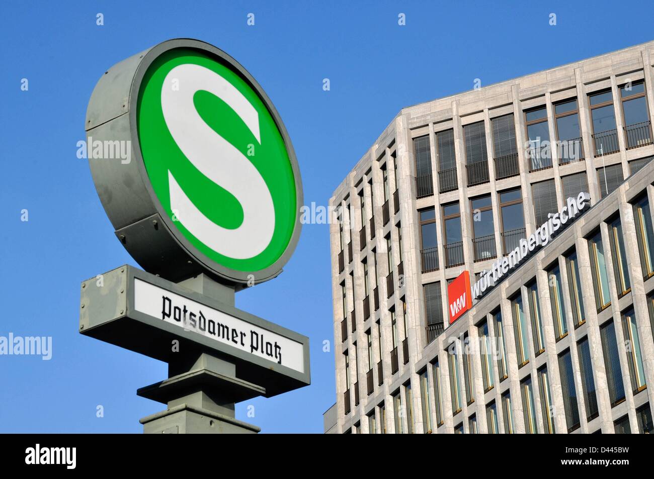 A Berlino (Germania), il 10 febbraio 2012, è raffigurato un cartello della S-Bahn con la scritta "Potsdamer Platz" e in background la pubblicità all'aperto della compagnia di assicurazione Württembergische Versicherung sull'edificio di Potsdamer Platz 8. Fotoarchiv für ZeitgeschichteS.Steinach Foto Stock