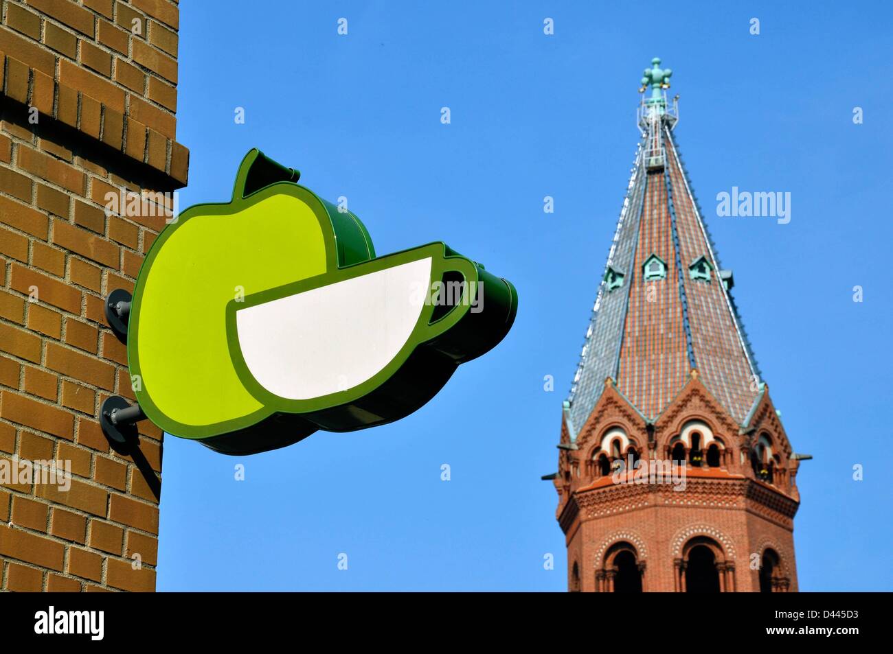 Il logo del mercato interno di Marheineke è raffigurato di fronte alla Passionskirche di Marheinekeplatz a Berlino, in Germania, il 12 luglio 2011. Fotoarchiv für ZeitgeschichteS.Steinach Foto Stock