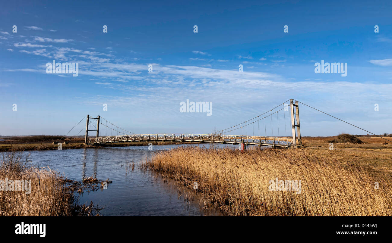 Re Hans legno ponte di sospensione nei prati allagati vicino Skjern, Danimarca Foto Stock