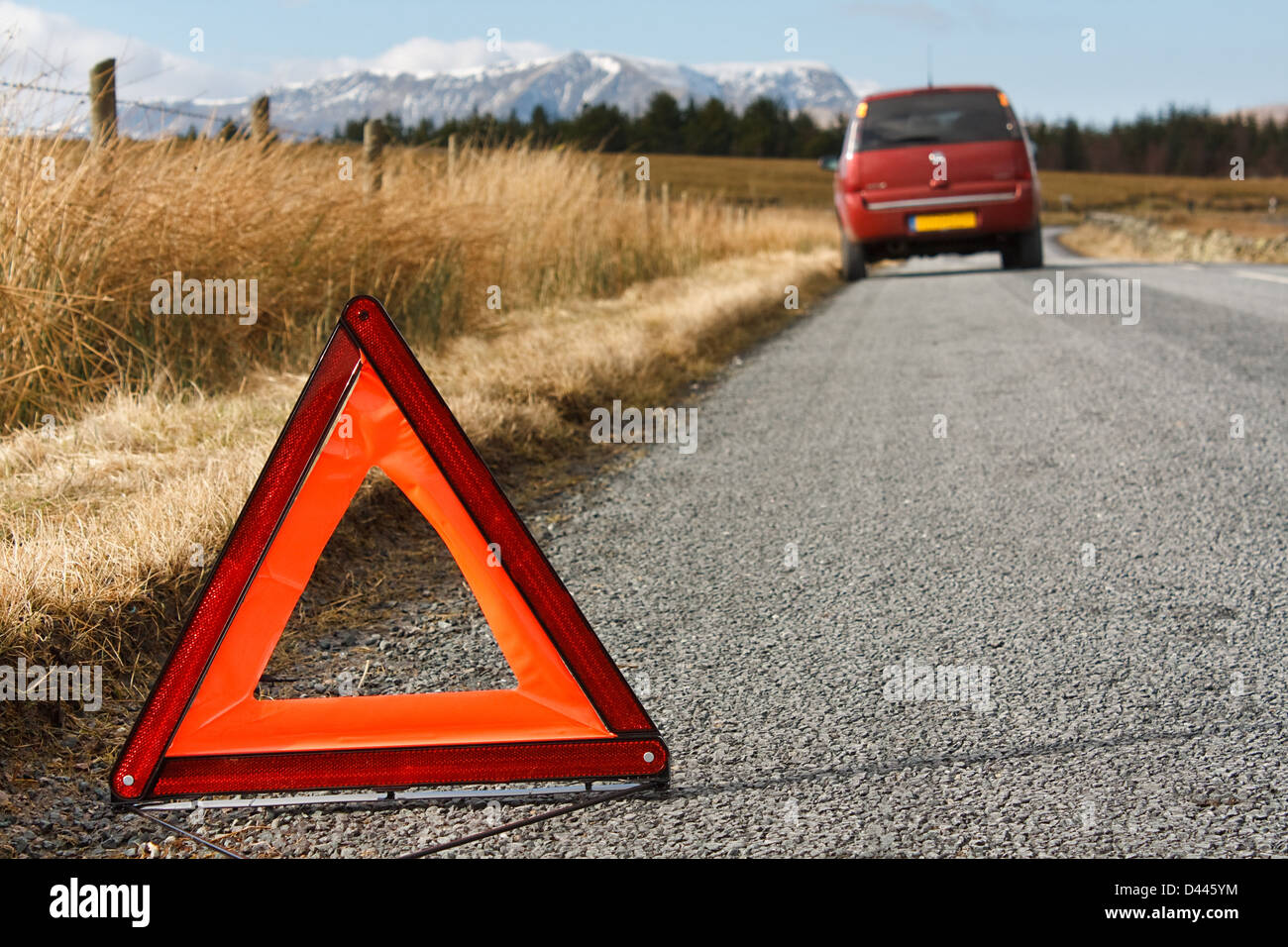 Auto in attesa di recupero dopo aver sperimentato una ripartizione in una remota località di campagna nel grande all'aperto Foto Stock