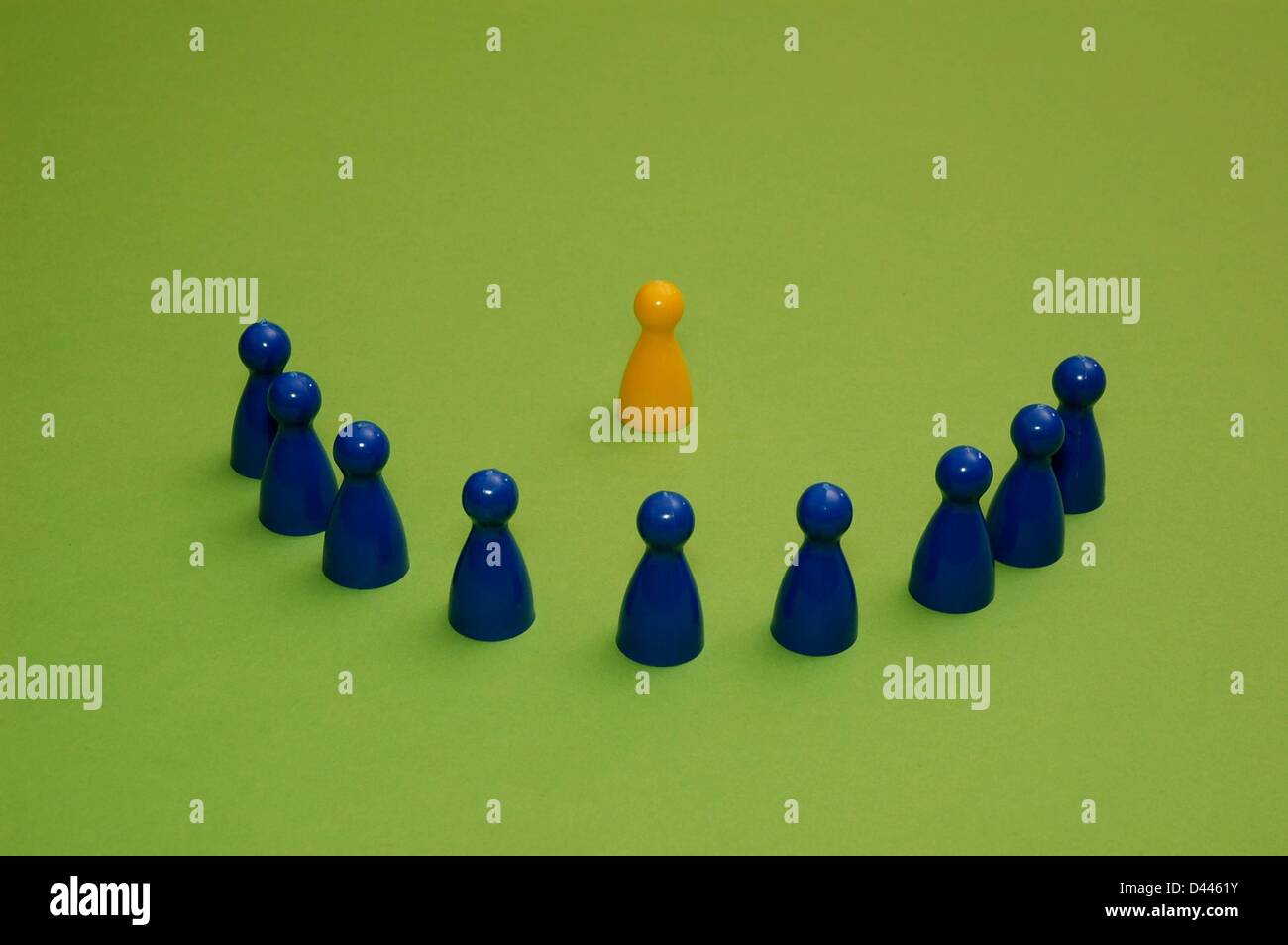 Illustrazione - nove pezzi di gioco blu si trovano a semicerchio intorno a un pezzo di gioco giallo a Berlino, Germania, 28 dicembre 2007. Fotoarchiv für ZeitgeschichteS.Steinach Foto Stock