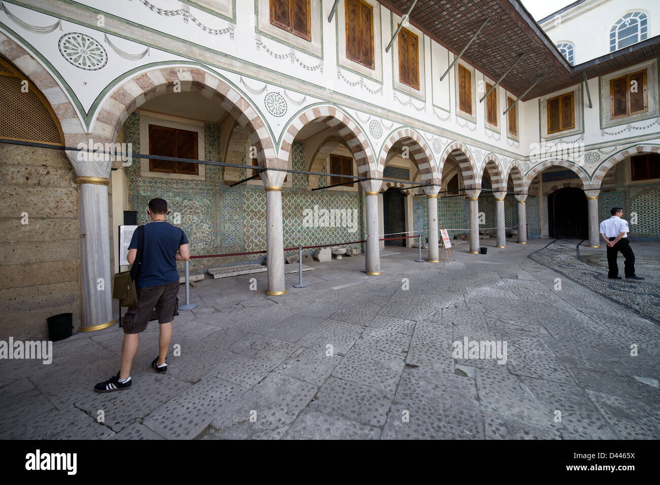 Il cortile degli appartamenti della regina madre (valido? Sultan Dairesi) nel palazzo Topkapi Harem, Istanbul, Turchia. Foto Stock