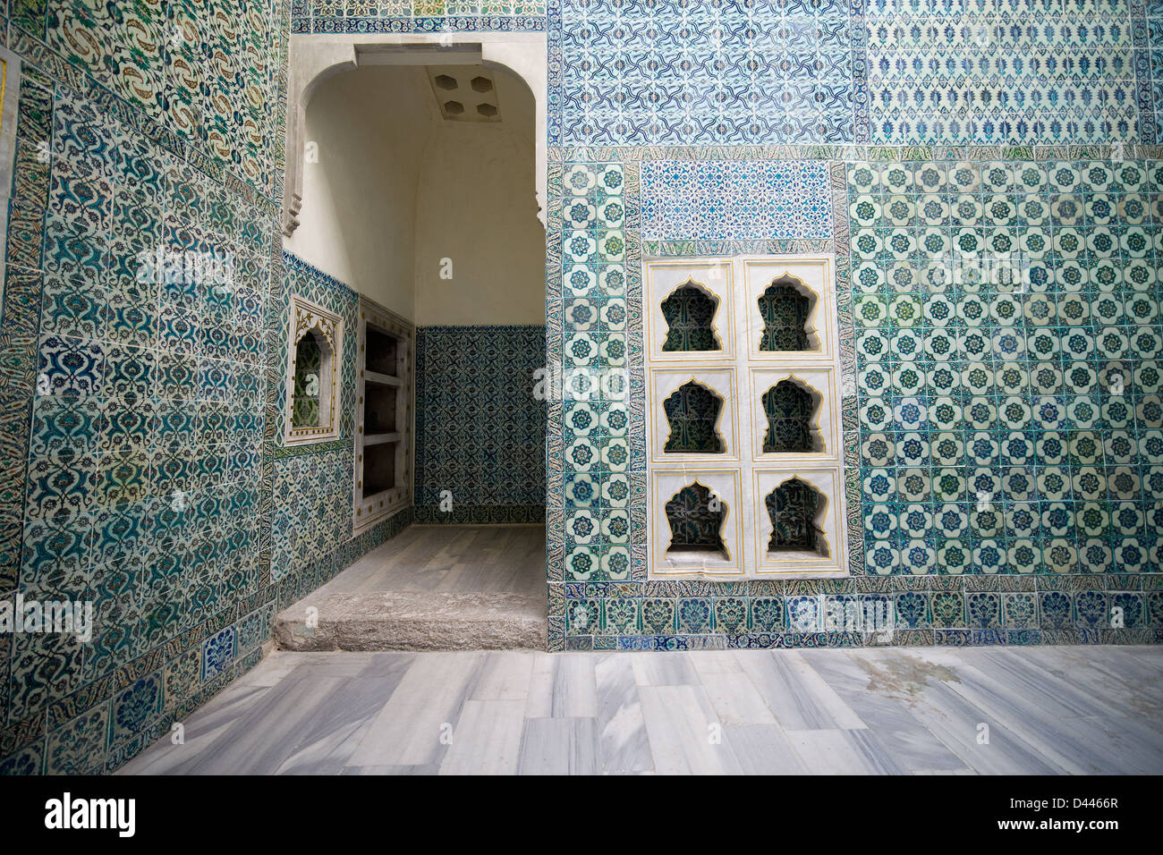 Riccamente decorato con piastrelle di Iznik pareti del Palazzo Topkapi Harem hall ad Istanbul in Turchia. Foto Stock