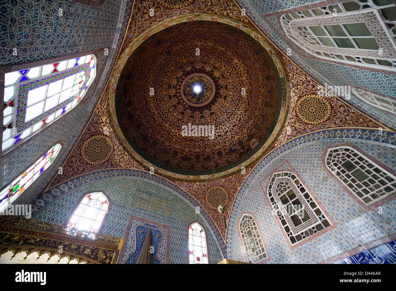 Soffitto a cupola e pareti decorate con piastrelle di Iznik nel palazzo Topkapi Harem ad Istanbul in Turchia. Foto Stock