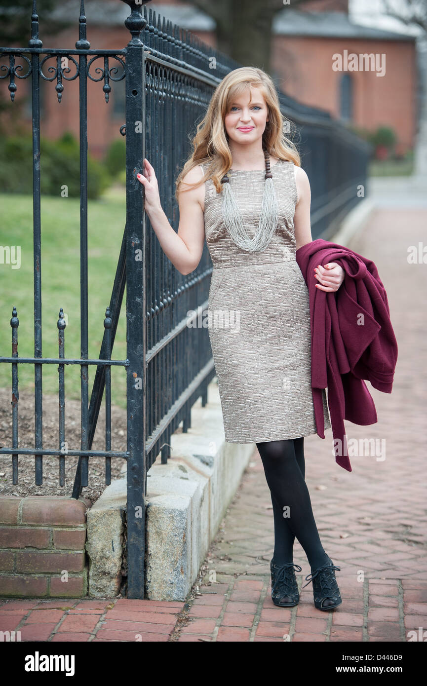 Bionda e giovane professionista all'aperto da recinzione Foto Stock