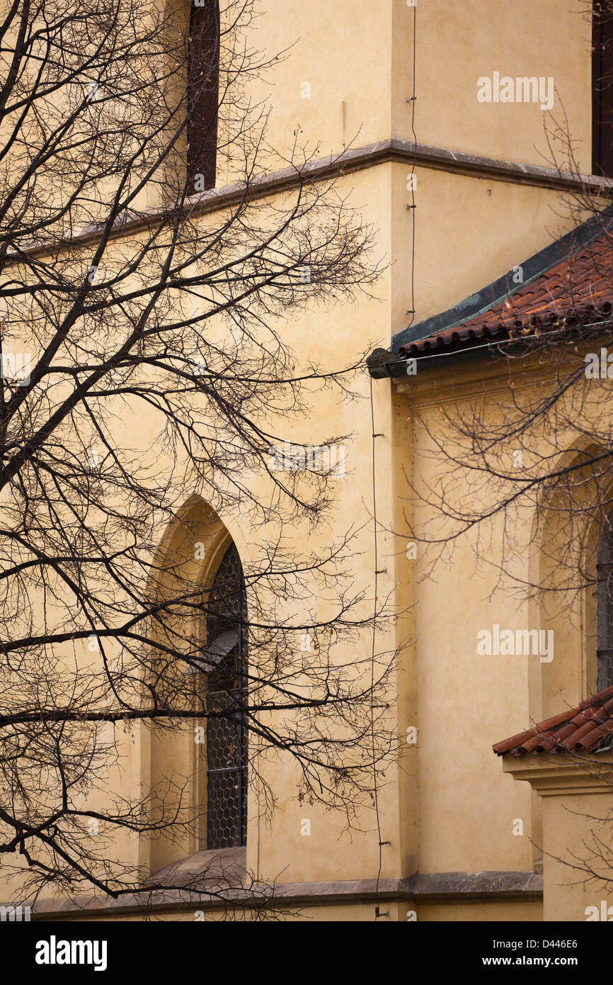 Tetti di tegole e finestre ad arco, Praga Foto Stock