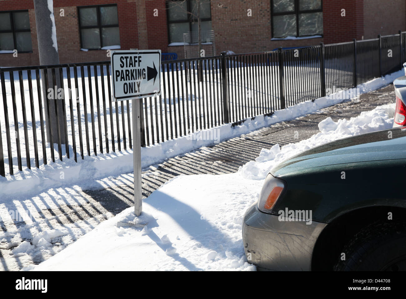 Parcheggio personale solo segno neve invernale Foto Stock