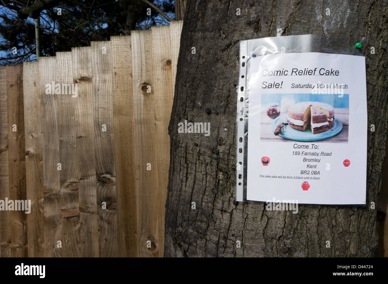 Un segno imperniato ad un albero annuncia una vendita di torte in aiuto del comico sollievo Foto Stock