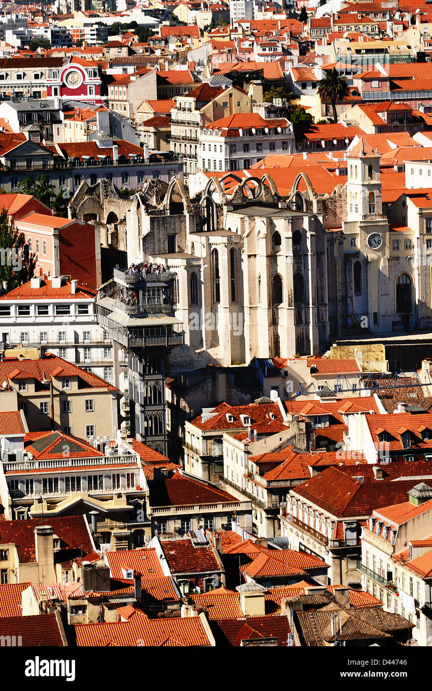 Bird view del centro di Lisbona con case colorate e tetti di colore arancione Foto Stock