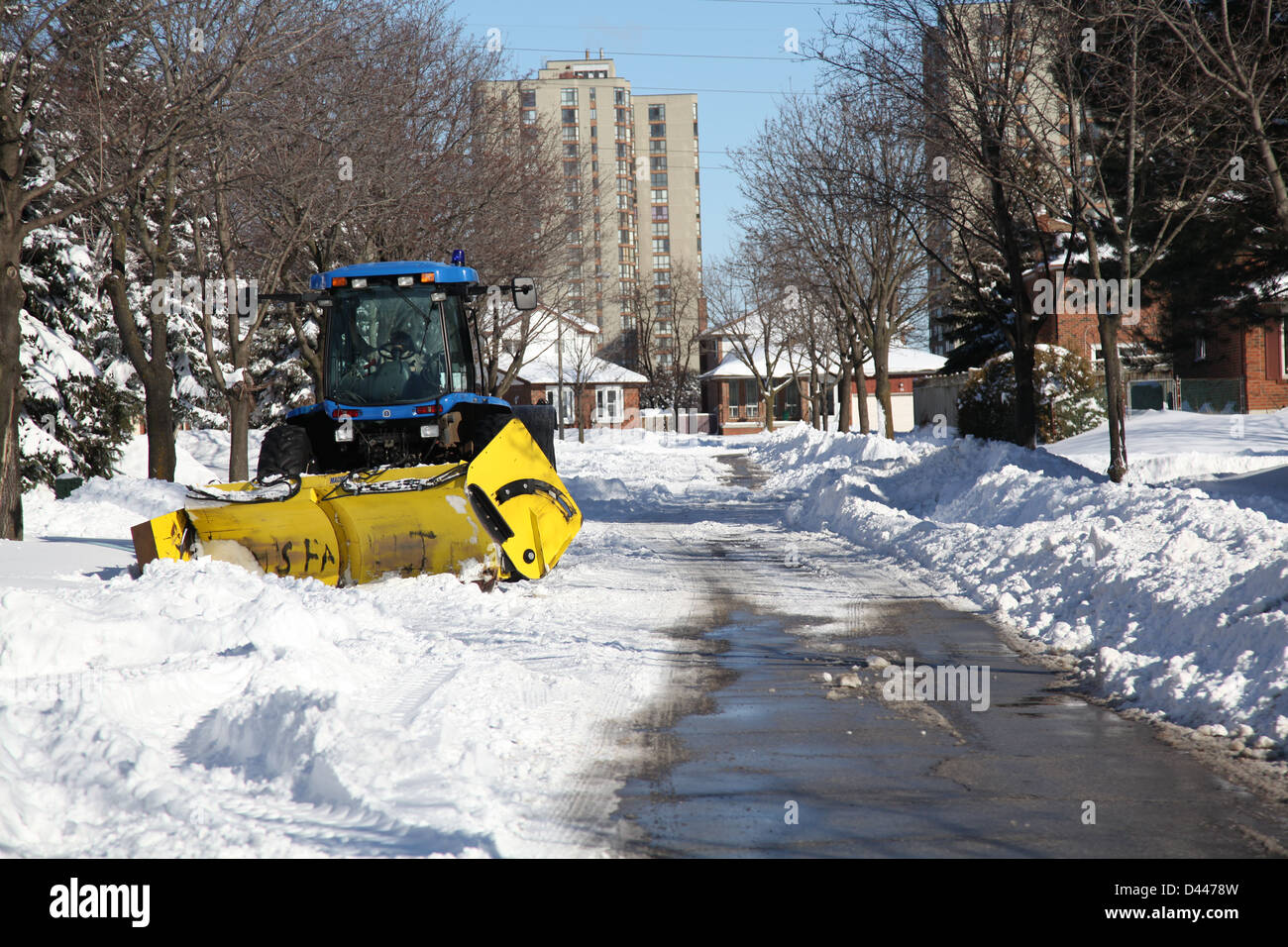 Rimozione di neve di strada del veicolo Foto Stock