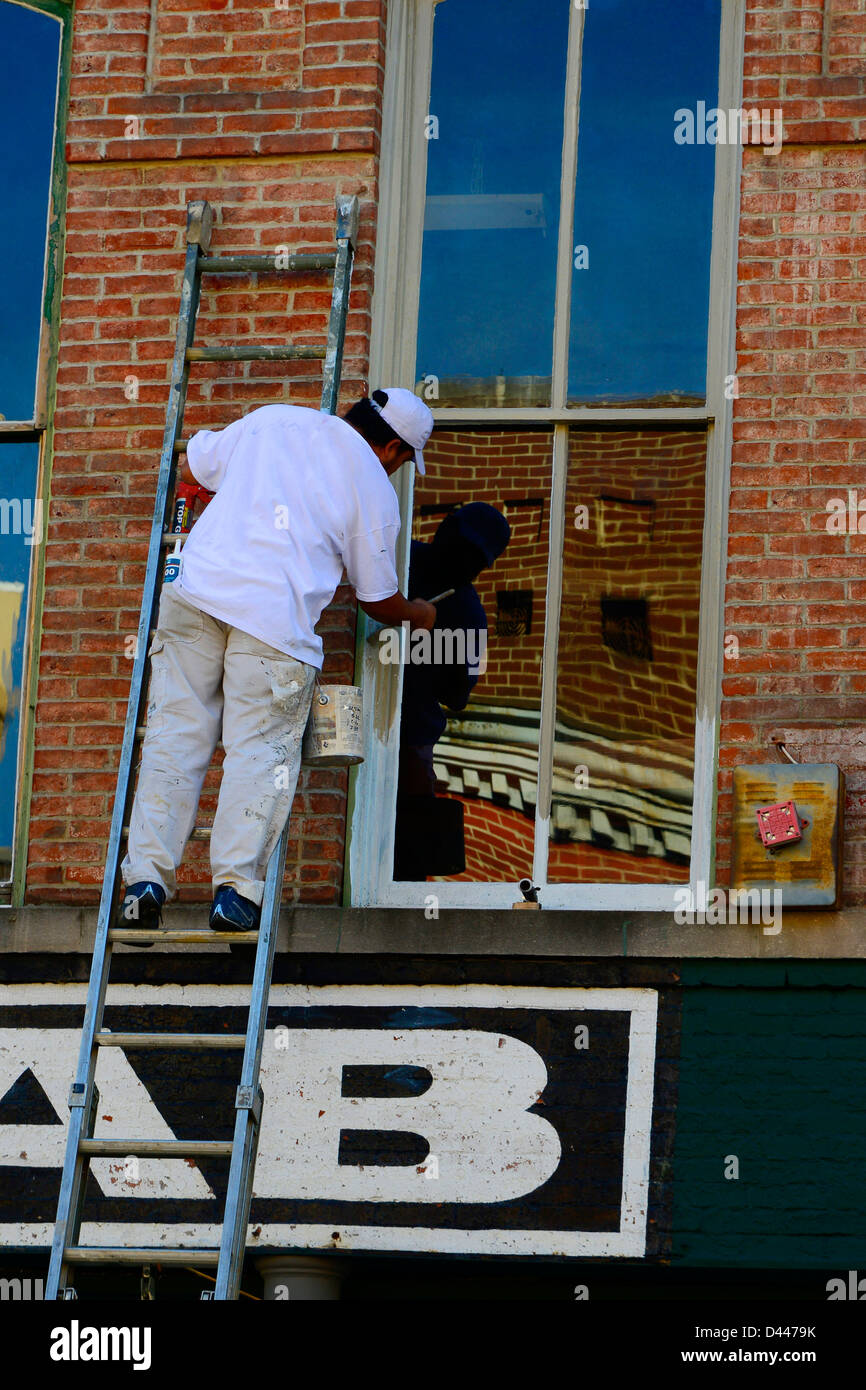 Pittore sulla scala pittura Memphis TN Tennessee Foto Stock