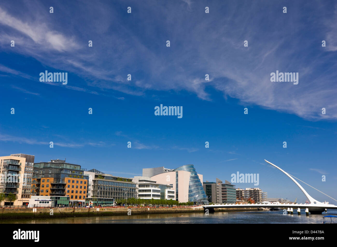 Vista orizzontale di Samuel Beckett Bridge, Droichead Samuel Beckett, attraversando il fiume Liffey a Dublino in una giornata di sole. Foto Stock