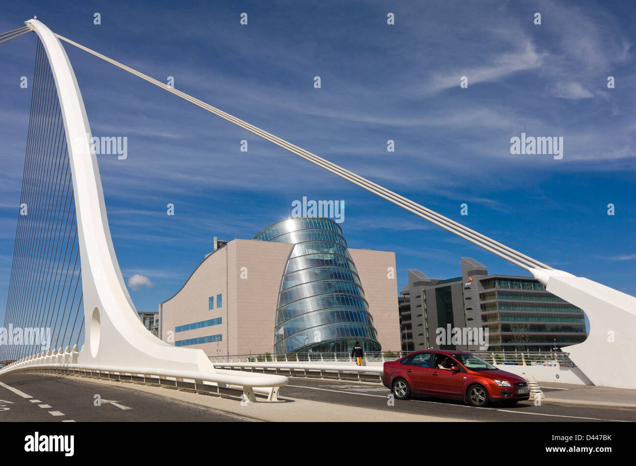 Vista orizzontale di Samuel Beckett Bridge, Droichead Samuel Beckett, attraversando il fiume Liffey a Dublino in una giornata di sole. Foto Stock