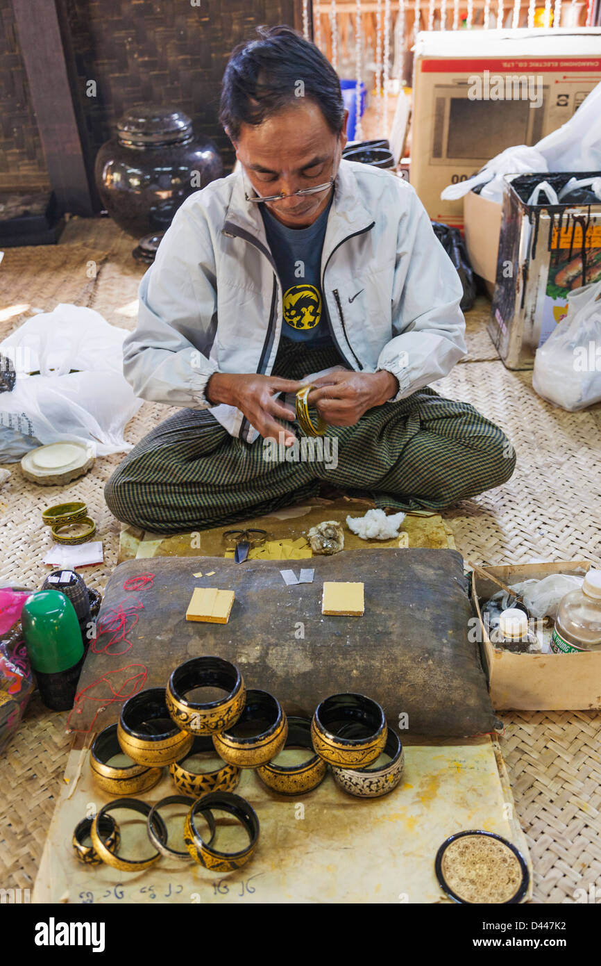 Myanmar, Bagan, laccati Maker applicazione foglia oro Foto Stock