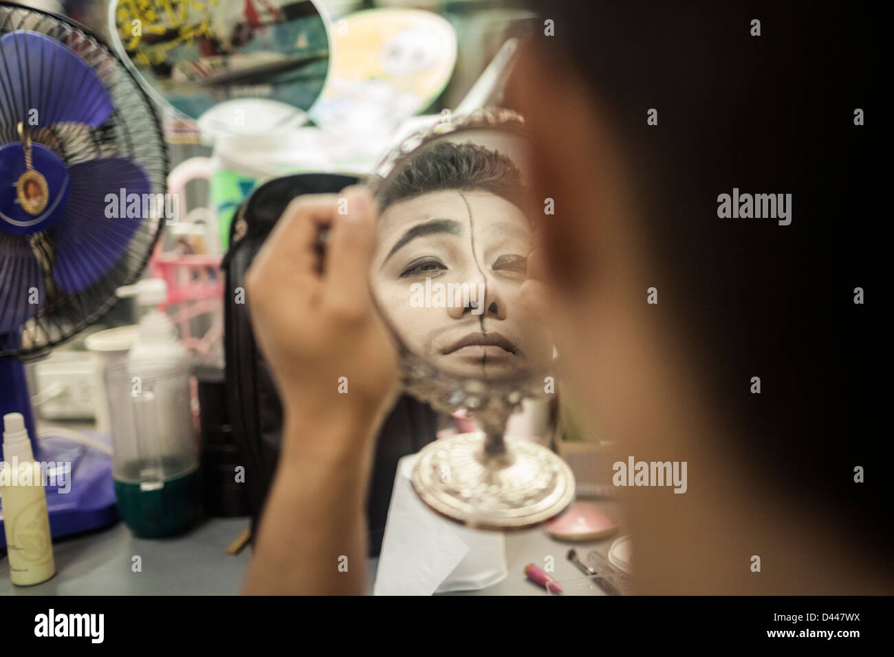 Dietro le quinte in un cabaret ladyboy a Pattaya, Thailandia. Foto Stock