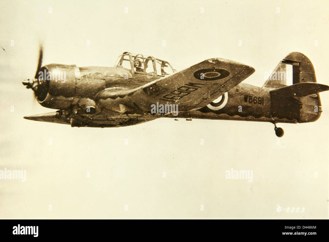 Il Miles M.9 Master W8691 era un aereo da addestramento britannico utilizzato alla fine degli anni '1930 Fu utilizzato sia per l'addestramento di base che per quello avanzato, giocando un ruolo chiave nella preparazione dei piloti al combattimento durante la seconda guerra mondiale Foto Stock Il Miles M.9 Master W8691 era un aereo da addestramento britannico utilizzato alla fine degli anni '1930 Fu utilizzato sia per l'addestramento di base che per quello avanzato, giocando un ruolo chiave nella preparazione dei piloti al combattimento durante la seconda guerra mondiale Foto Stock